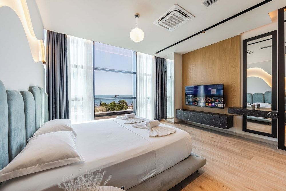 Marina Luxury Jacuzzi Suites by PS 2