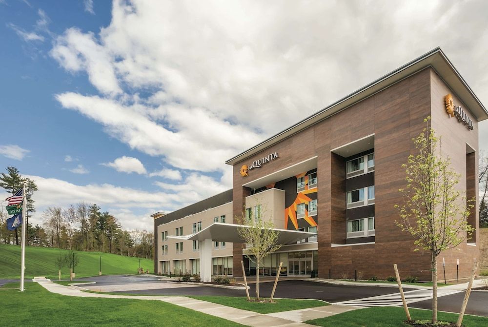 La Quinta Inn & Suites by Wyndham Clifton Park Saratoga Area 1749 Route 9 1