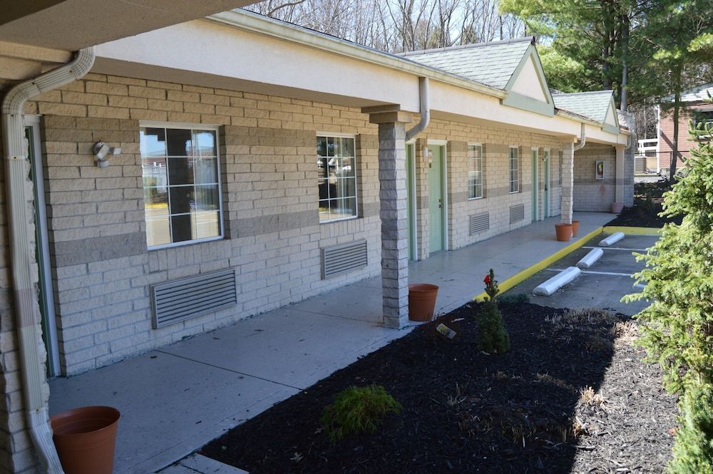 Economy Inn Cuyahoga Falls 2