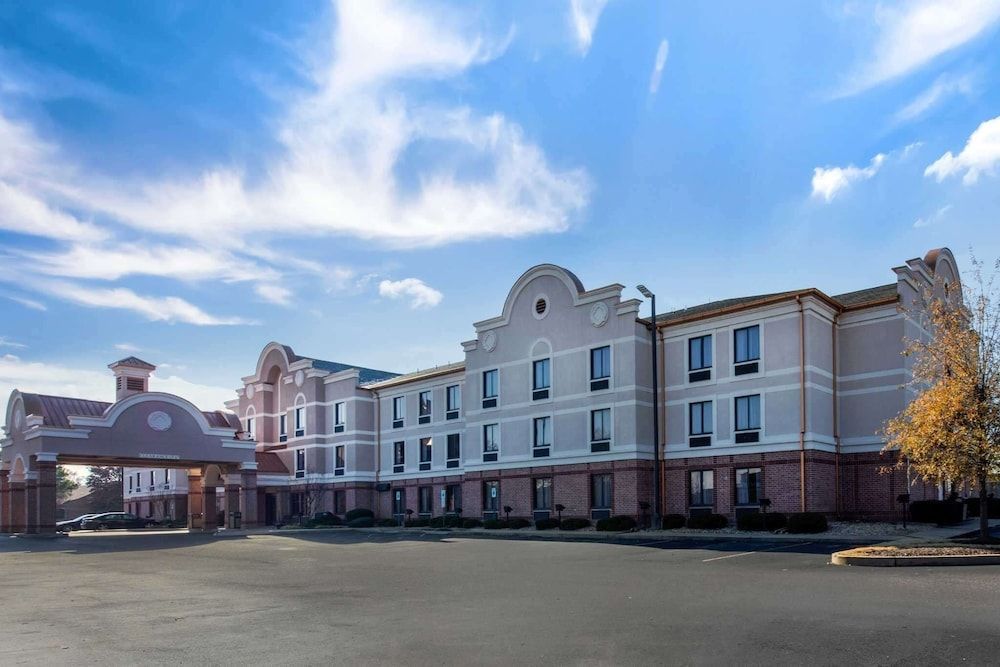 Comfort Inn & Suites Airport-American Way 1