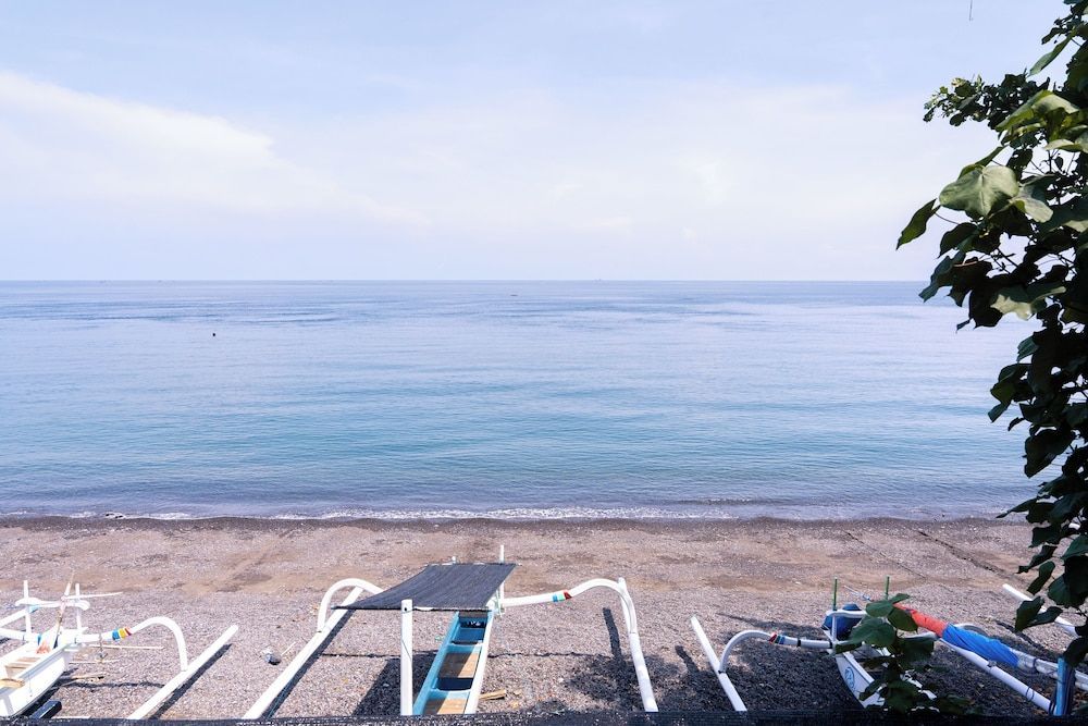 Amed Sari Beach Guesthouse 1