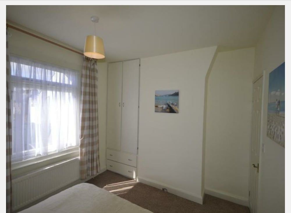 Victoria Cottage - Spacious Bright & Airy - Seconds to Beach - Pet Friendly - Easy Parking - Minutes to All Amenities - 60 percent Off Monthly Stays 2