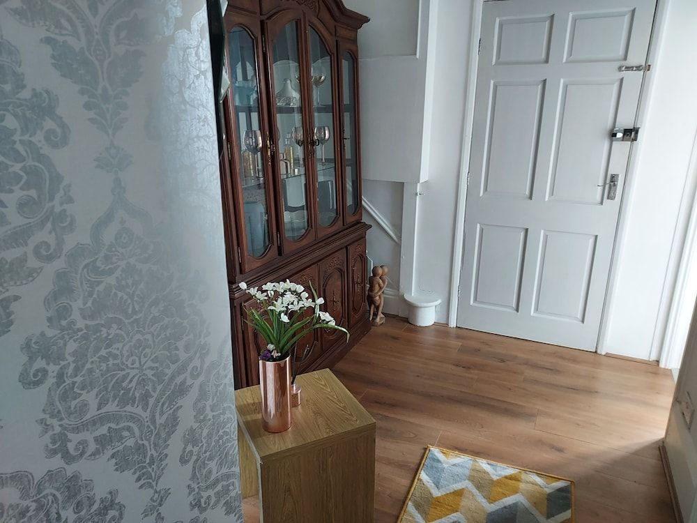 Morecambe Apartment - Sleeps 3 - 5 Mins to Sea 2