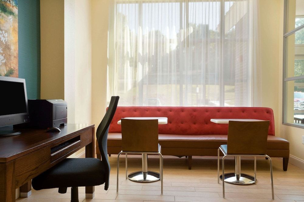 Days Inn & Suites by Wyndham Caldwell 2