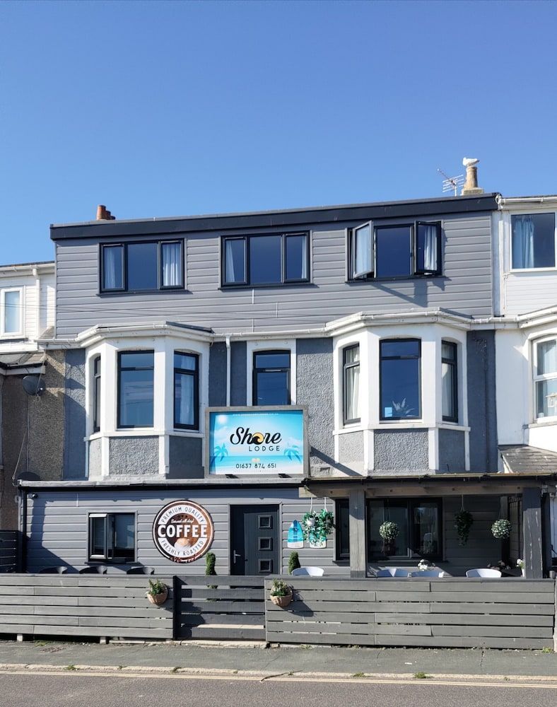 OYO Shore Surf Lodge 1