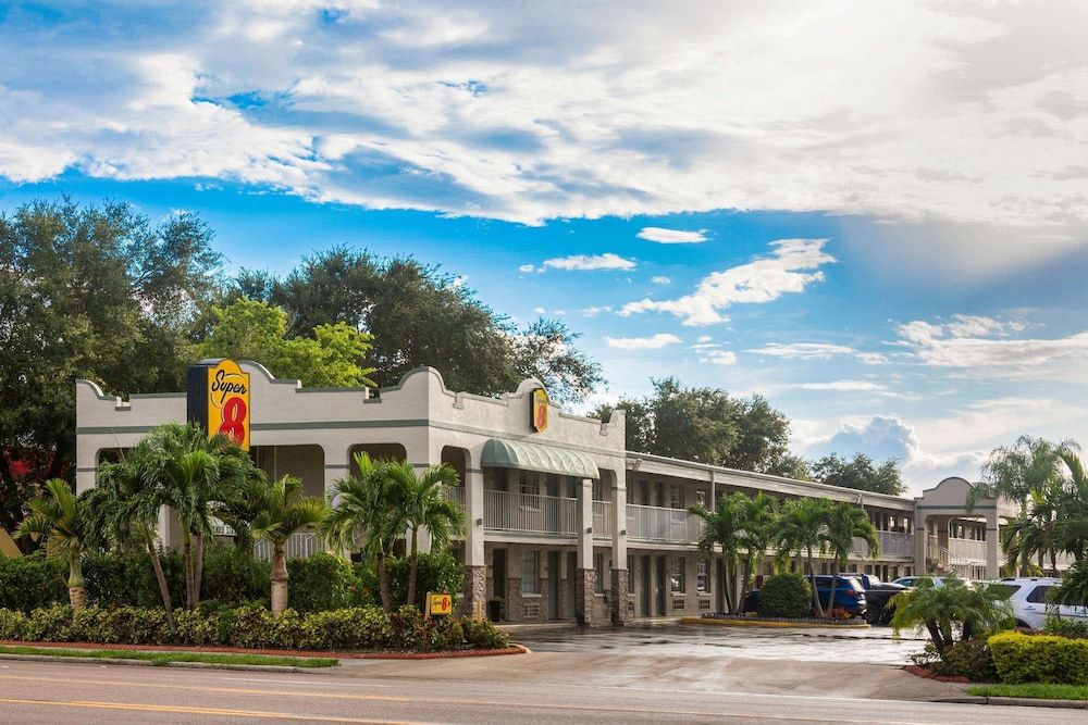 Super 8 by Wyndham Bradenton Sarasota Area 1