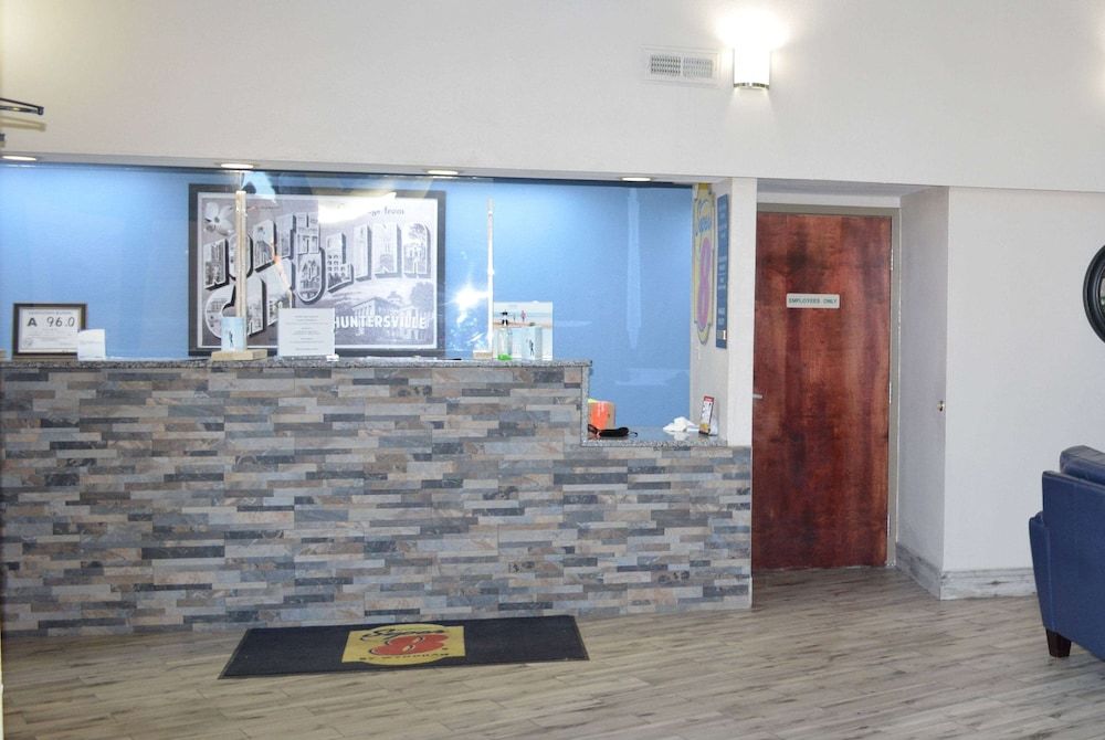 Super 8 by Wyndham Huntersville/Charlotte Area 2