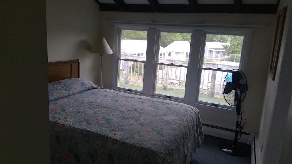 VILLAGE GREEN MOTEL 2