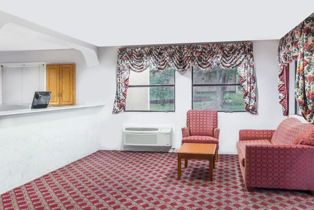 Deluxe Inn Denton 2