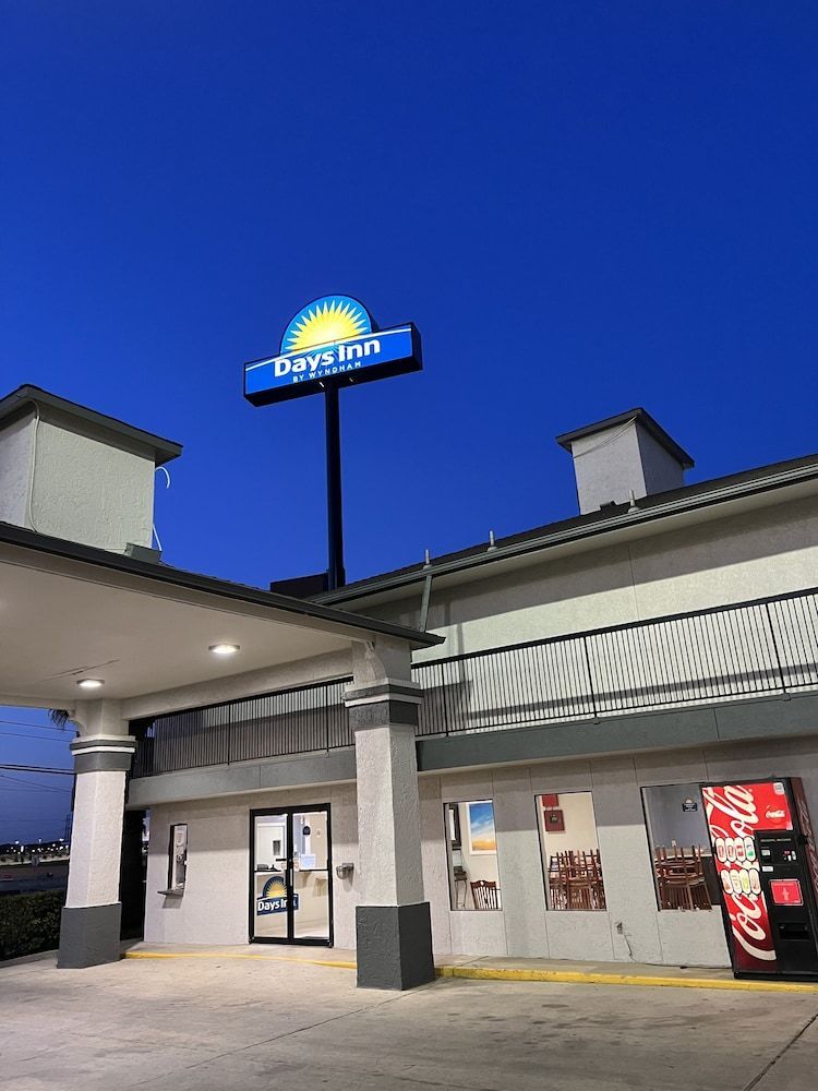 Days Inn by Wyndham San Antonio Interstate Hwy 35 North 1