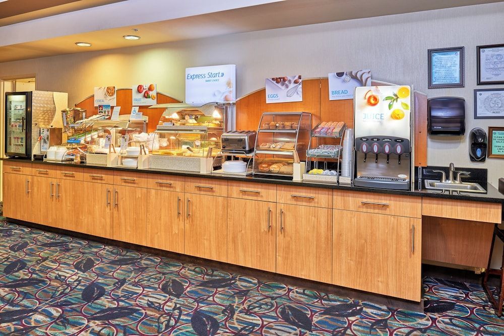 Holiday Inn Express & Suites EL PASO AIRPORT by IHG 1