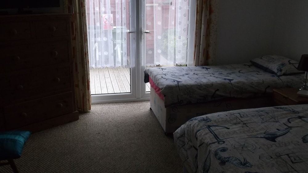 PAIGNTON S ONLY Ground floor Garden 2 Bedroom Apartment in front of the Pier & your Very own Private FREE Car space ,2 Double beds , 2 Single Beds , Kitchen , Air Fryer , 50 Blue ray Films ,Hotel Rece 2