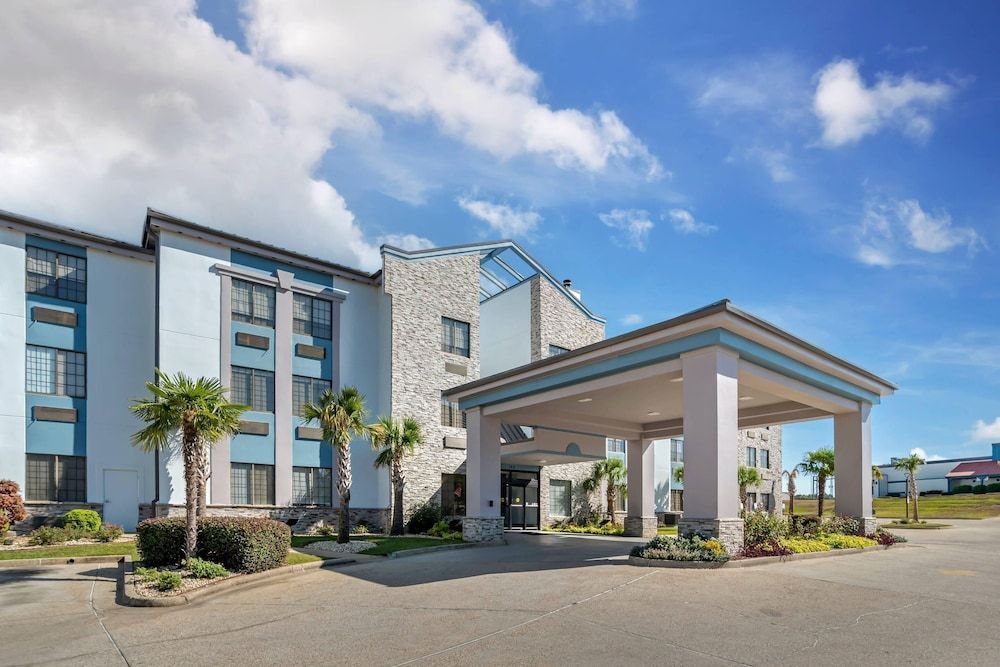 Comfort Suites Hattiesburg near University 1