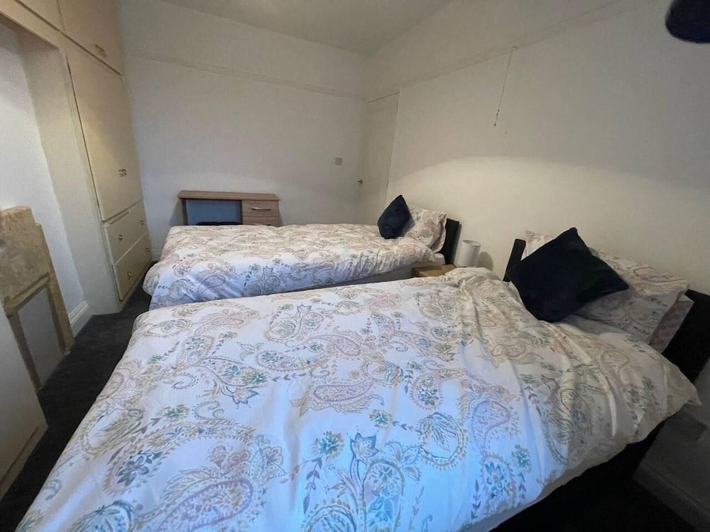 3-bed House - Sleeps 5 With Free Parking 1