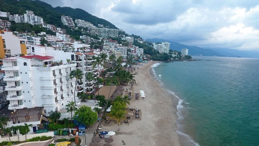 Emperador Vallarta Beachfront Hotel and Suites 1