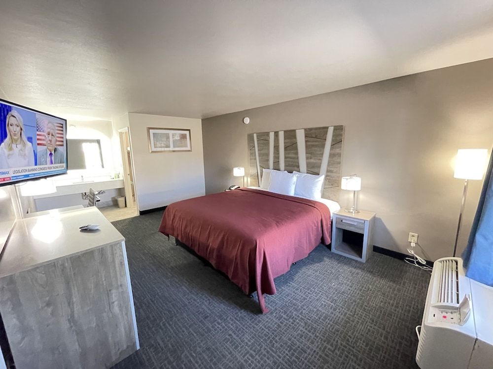 Excellent Inn & Suites 2