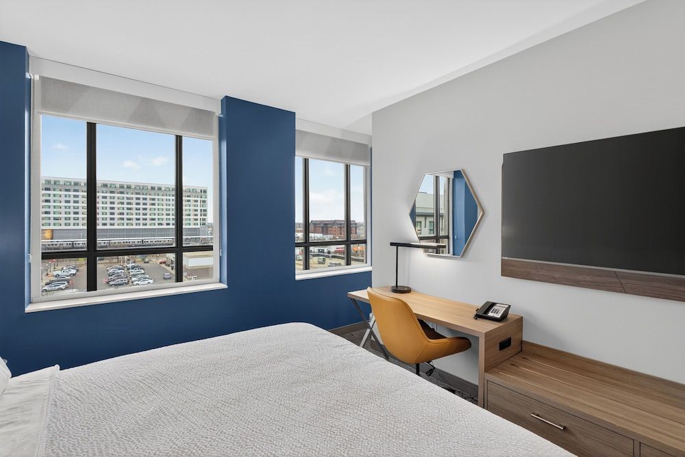 Holiday Inn Express & Suites Chicago West - Oak Park by IHG 2