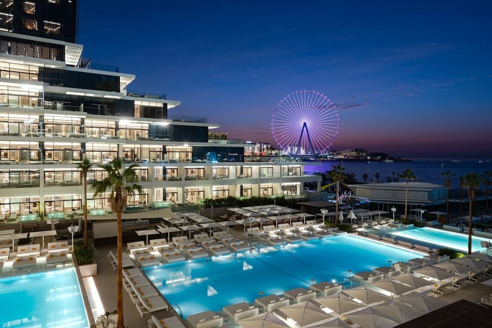 FIVE LUXE 1