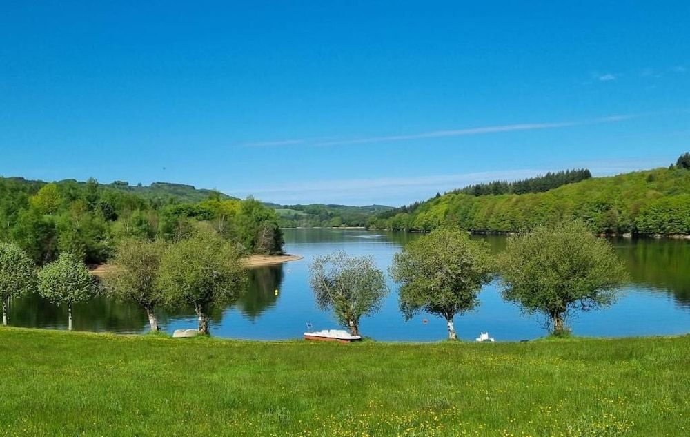 Chambres d'Hôtes avec cuisine au lac de la Raviège - Les Tables Aux Vaches 1