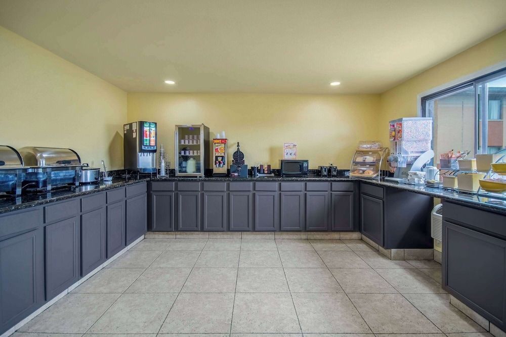 Days Inn & Suites by Wyndham Waterloo 1