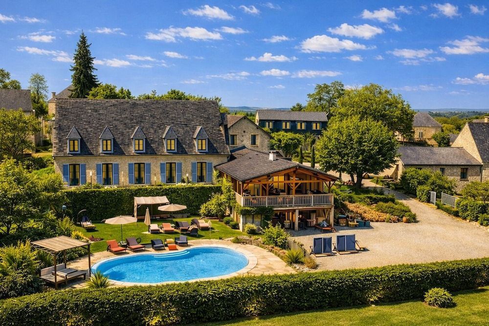 Hôtel Bien-Être Aux Cyprès de Marquay-Calme et élégance-Laissez-vous porter par une ambiance chaleureuse où chaque instant compte-Découvrez un havre de paix où nature et confort se marient pour vous o 1
