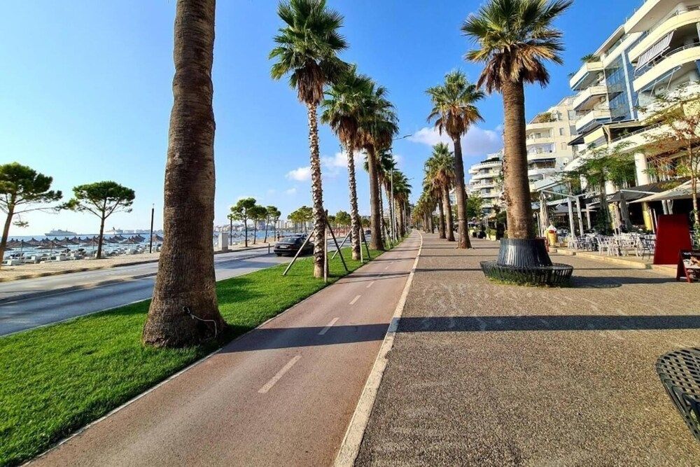 Lungomare Daily Sleeps 2 Beachfront 1