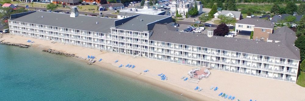 Hamilton Inn Select Beachfront Mackinaw City 1