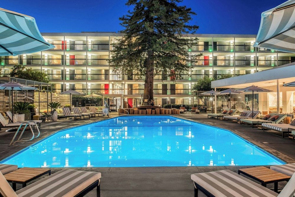 Hotel Paradox, Autograph Collection 1