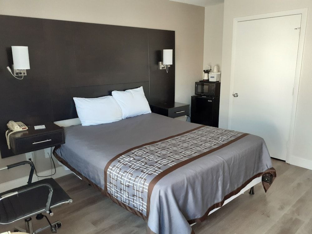 Travelodge by Wyndham Virginia Beach Bay Beach 2