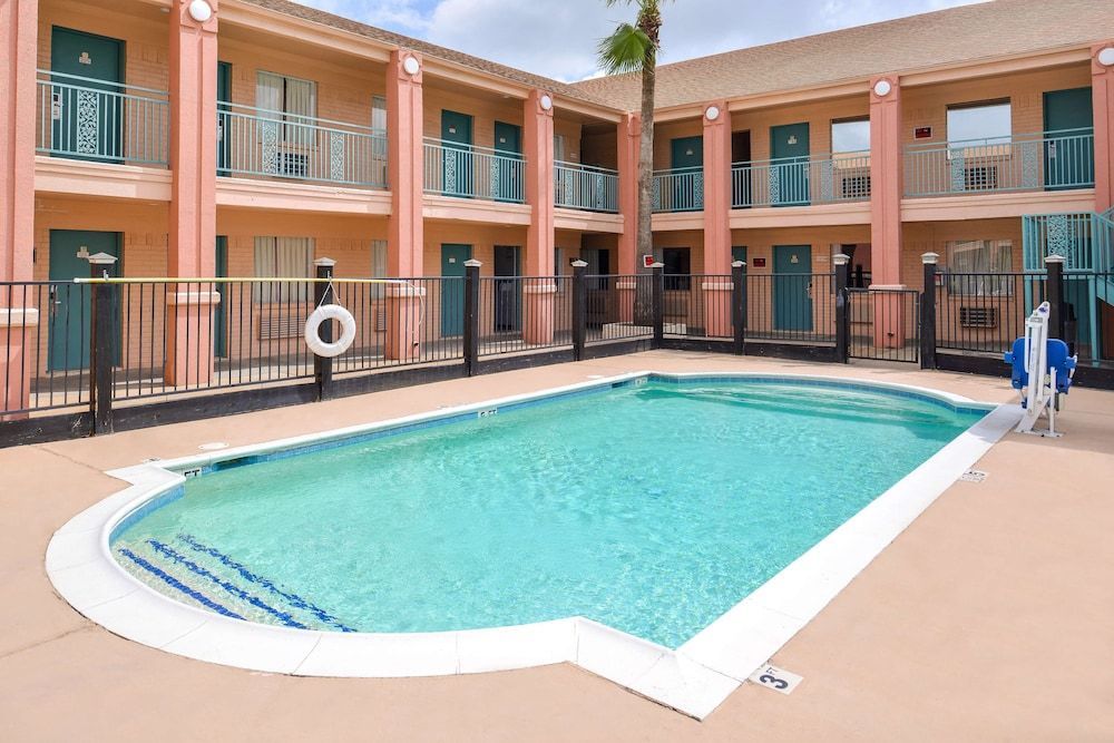 Americas Best Value Inn Clute 1