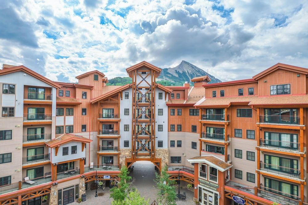 The Lodge at Mountaineer Square, A Vail Resorts Property 1