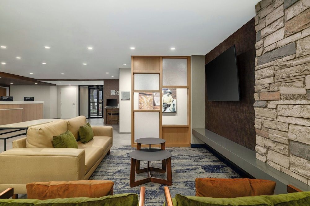 Fairfield by Marriott Inn & Suites Clinton 2