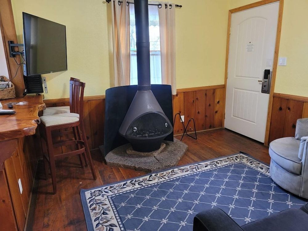 Hillcrest Suites & Cabins 2