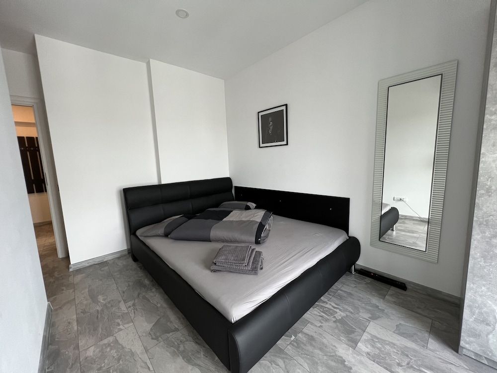 Cozy 2-Room Penthouse Lakeview W14 2