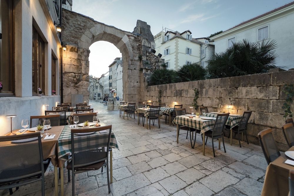 Hotel Peristil 1