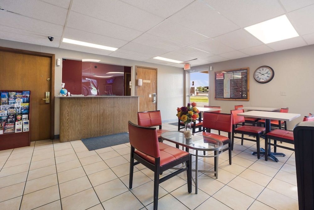 Econo Lodge Inn & Suites Escanaba North 2