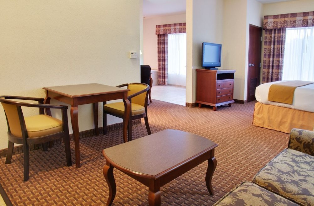Holiday Inn Express & Suites CENTER by IHG 2