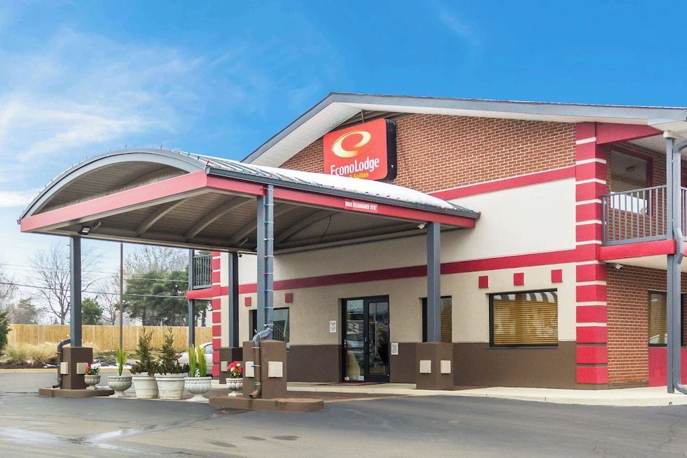 Econo Lodge Inn & Suites I-35 at Shawnee Mission 1