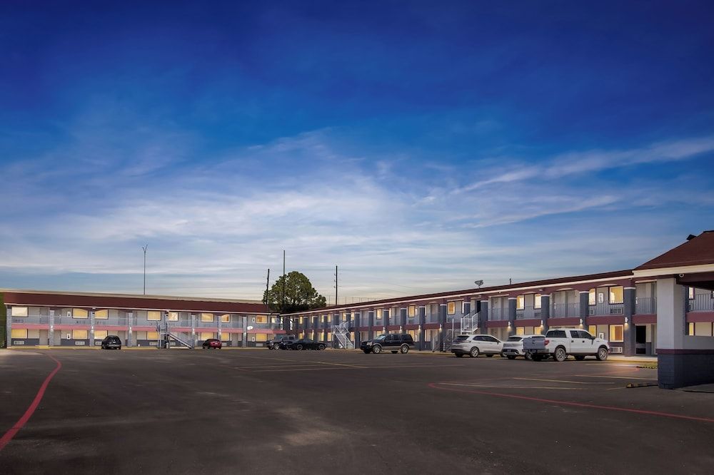 Econo Lodge Inn & Suites Sealy 1