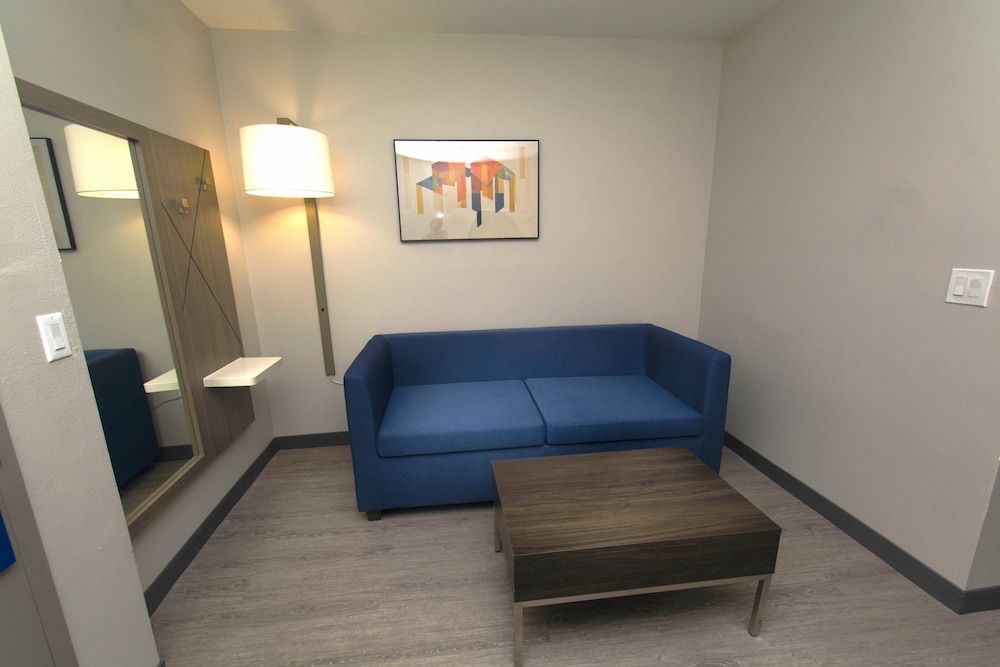 Holiday Inn Express & Suites COCOA by IHG 1