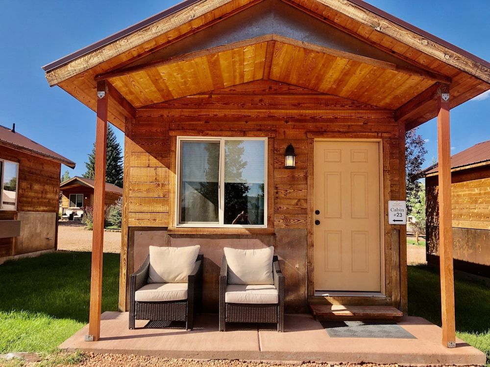 Mountain Ridge Cabins & Lodging Between Bryce and Zion National Park 1