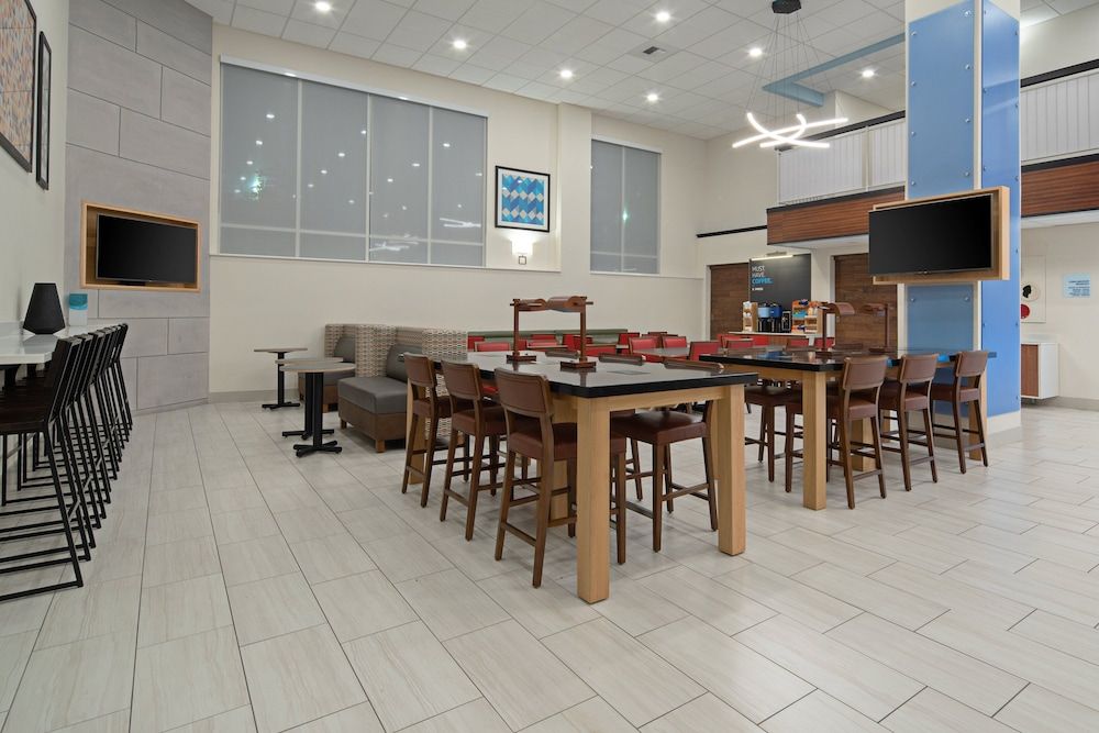 Holiday Inn Express & Suites SEATTLE-SEA-TAC AIRPORT by IHG 2