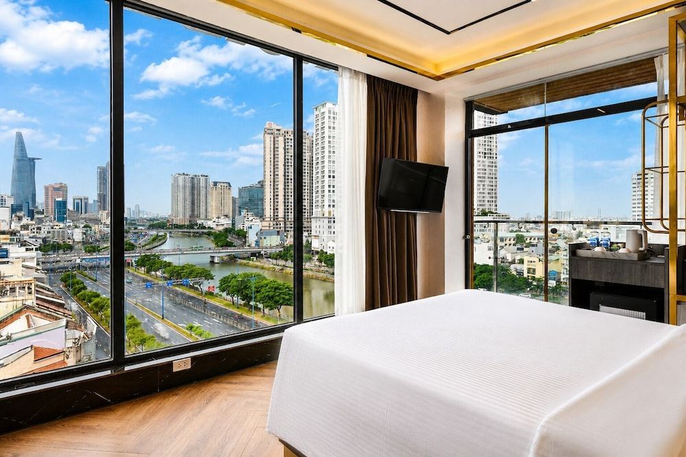 G8 Riverside Hotel & Rooftop Skybar 1