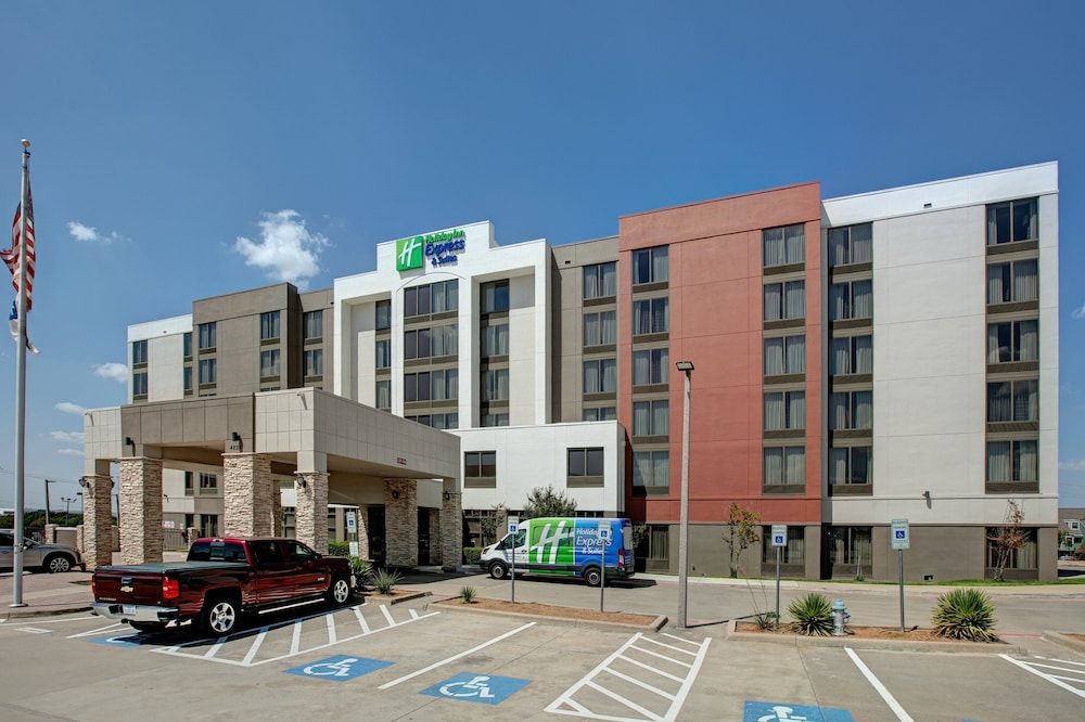 Holiday Inn Express & Suites DALLAS FT. WORTH AIRPORT SOUTH by IHG 1