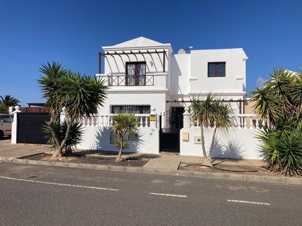 Luxury Villa - Sleeps 4, Hottub Jacuzzi & Parking 1