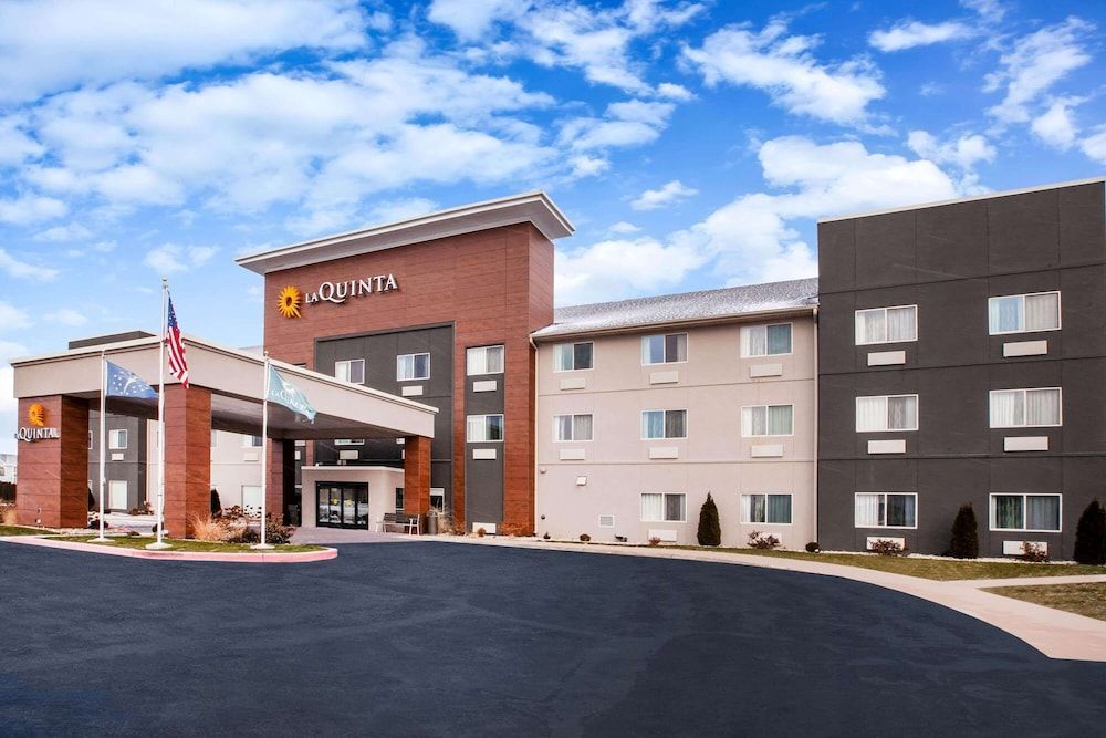 La Quinta Inn and Suites by Wyndham Elkhart 1