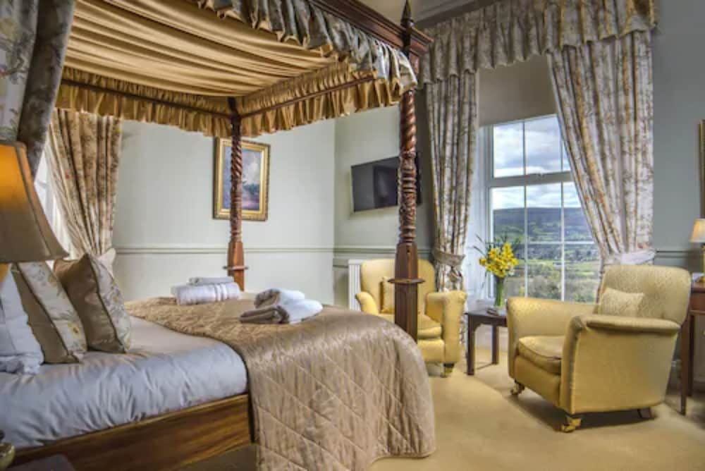 The Manor Hotel 1