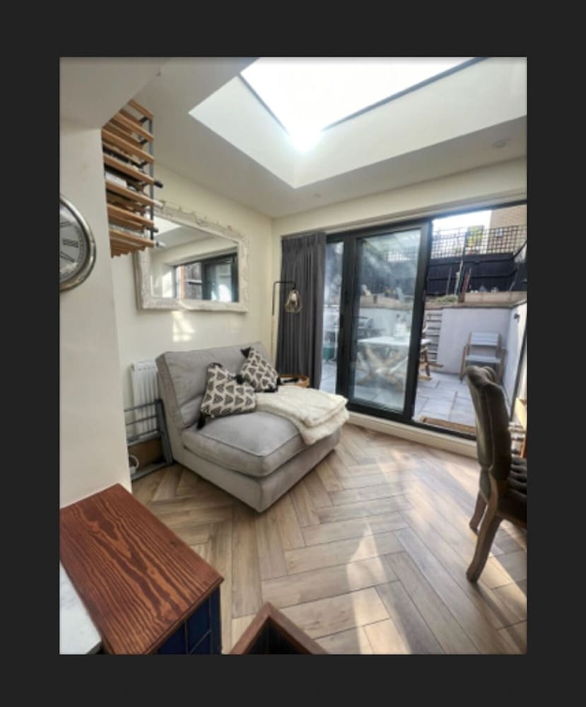 3 Bed Home - Sleeps 6, Garden, Pets and Very Central 2