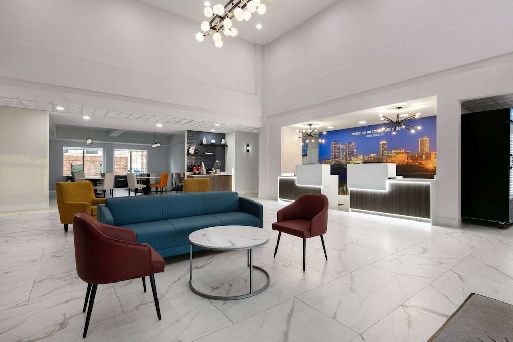 La Quinta Inn & Suites by Wyndham Ft Worth-Burleson 2