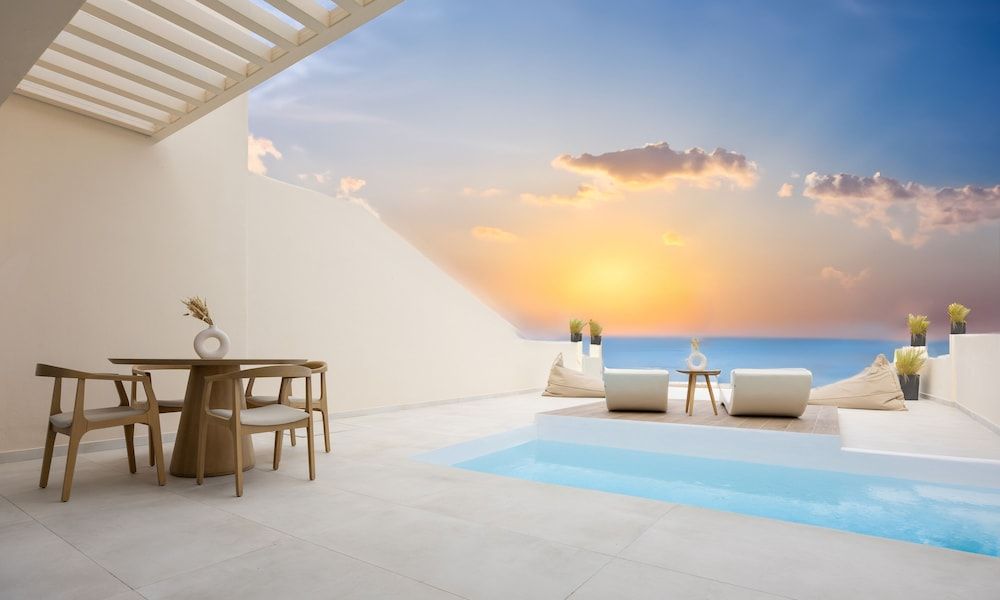 Pnoe Luxury Suites 1